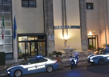 Polizia di Stato durante un intervento collegato a una misura cautelare a Ragusa