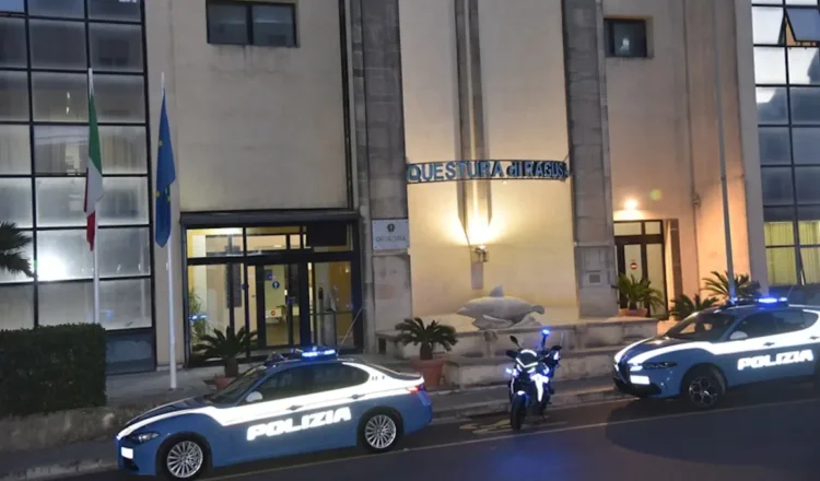 Polizia di Stato durante un intervento collegato a una misura cautelare a Ragusa
