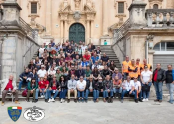 Moto storiche in sosta a Ragusa Ibla durante evento nel barocco ibleo