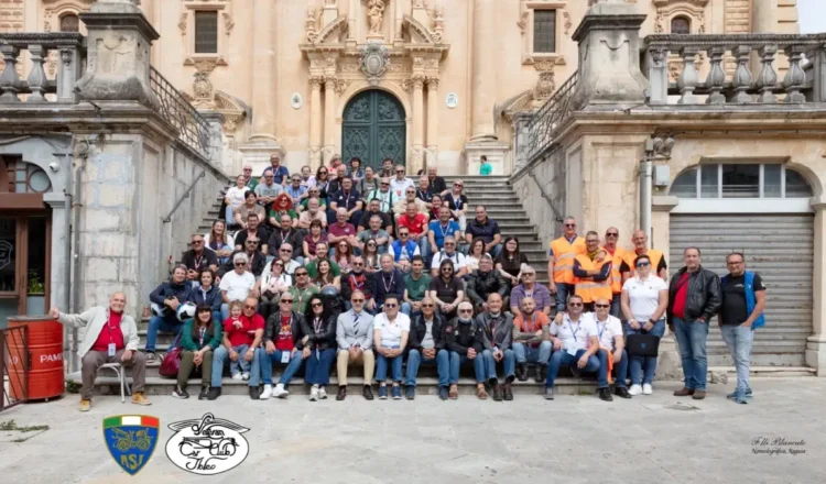 Moto storiche in sosta a Ragusa Ibla durante evento nel barocco ibleo