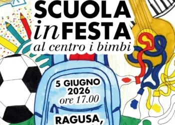 Bambini e famiglie partecipano a laboratori nel centro storico di Ragusa durante Scuola in festa