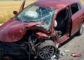 Auto gravemente danneggiata dopo lo scontro frontale sulla SS 417 nel territorio di Ramacca