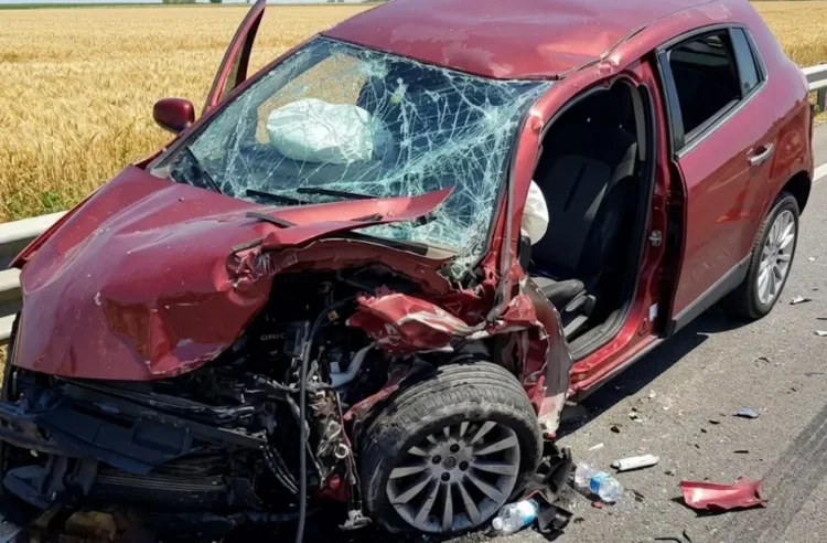 Auto gravemente danneggiata dopo lo scontro frontale sulla SS 417 nel territorio di Ramacca