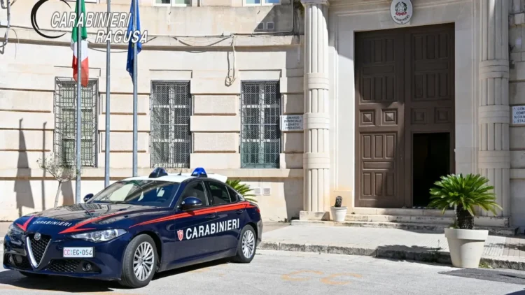 Auto dei Carabinieri davanti al Comando Provinciale di Ragusa, immagine di repertorio relativa all'arresto per la rapina in un bar