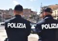 Due agenti della Polizia di Stato osservano Piazza del Popolo a Vittoria durante un servizio di controllo