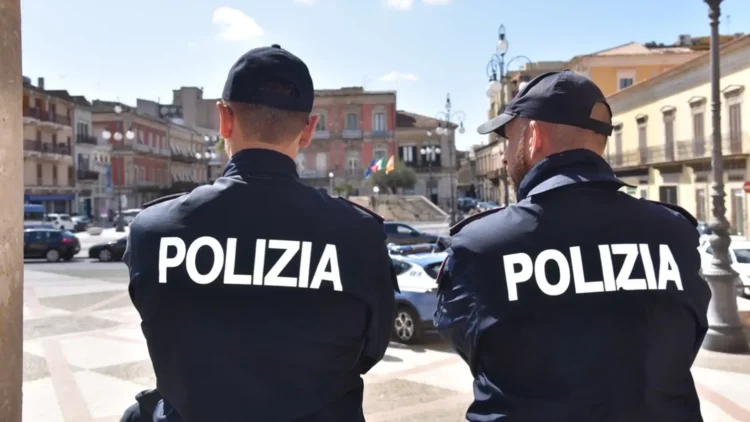 Due agenti della Polizia di Stato osservano Piazza del Popolo a Vittoria durante un servizio di controllo