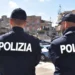 Due agenti della Polizia di Stato osservano Piazza del Popolo a Vittoria durante un servizio di controllo