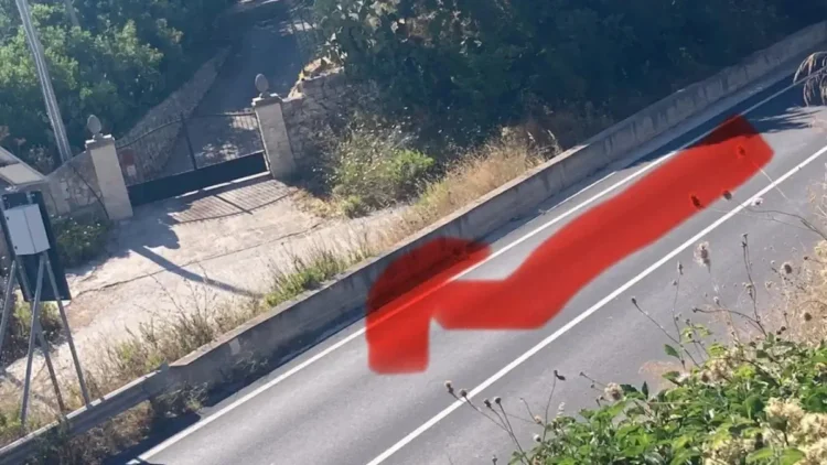 Strada di accesso al quartiere Dente a Modica chiusa dopo la realizzazione della rotatoria Dente-Crocicchia