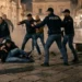 Immagine generata con IA che rappresenta un intervento delle forze dell’ordine in una piazza urbana durante la notte a Comiso