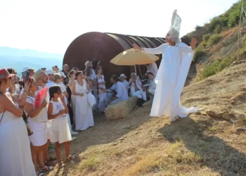 Partecipanti al Rito della Luce 2026 durante una performance artistica presso la Piramide 38° Parallelo nei Nebrodi.