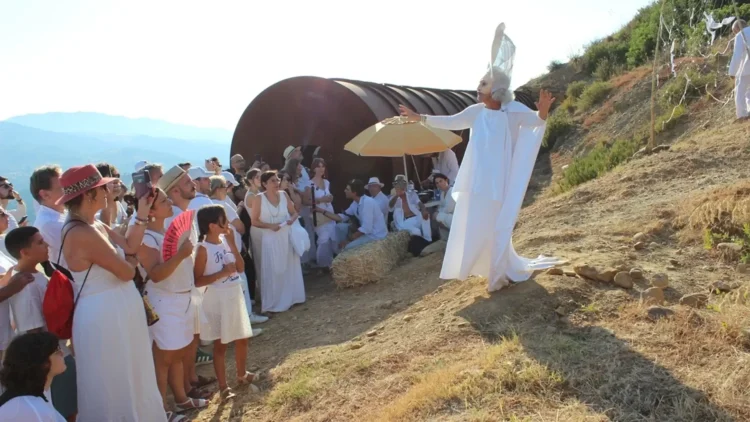 Partecipanti al Rito della Luce 2026 durante una performance artistica presso la Piramide 38° Parallelo nei Nebrodi.