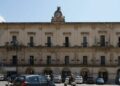 Palazzo comunale di Modica visto dalla piazza principale con veicoli e ingressi istituzionali in evidenza