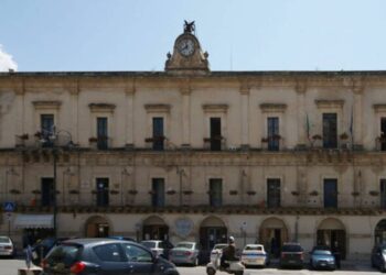 Palazzo comunale di Modica visto dalla piazza principale con veicoli e ingressi istituzionali in evidenza