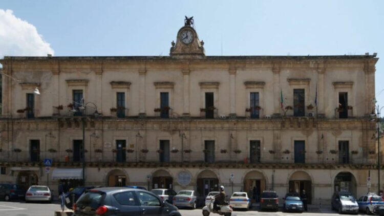 Palazzo comunale di Modica visto dalla piazza principale con veicoli e ingressi istituzionali in evidenza