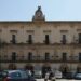 Palazzo comunale di Modica visto dalla piazza principale con veicoli e ingressi istituzionali in evidenza