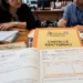 Documenti fiscali e cartelle esattoriali con calcolatrice su tavolo
