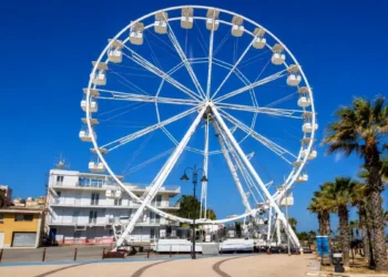 Ruota panoramica installata sul lungomare di Raganzino a Pozzallo con cabine panoramiche e vista sulla zona costiera.