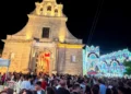 Fedeli e visitatori davanti alla chiesa di San Giovanni Battista durante i festeggiamenti serali a Chiaramonte Gulfi.