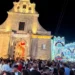 Fedeli e visitatori davanti alla chiesa di San Giovanni Battista durante i festeggiamenti serali a Chiaramonte Gulfi.