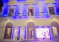 Veduta del Teatro Garibaldi di Modica illuminato durante la serata inaugurale del Festival Scenari 2026