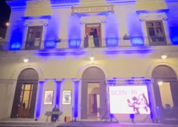 Veduta del Teatro Garibaldi di Modica illuminato durante la serata inaugurale del Festival Scenari 2026