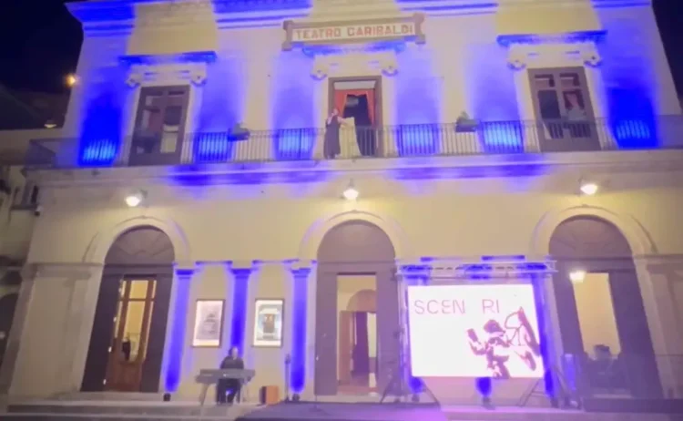 Veduta del Teatro Garibaldi di Modica illuminato durante la serata inaugurale del Festival Scenari 2026