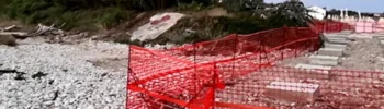 Lavori delimitati da reti arancioni nell'area costiera di Playa Grande vicino allo sbocco del canalone