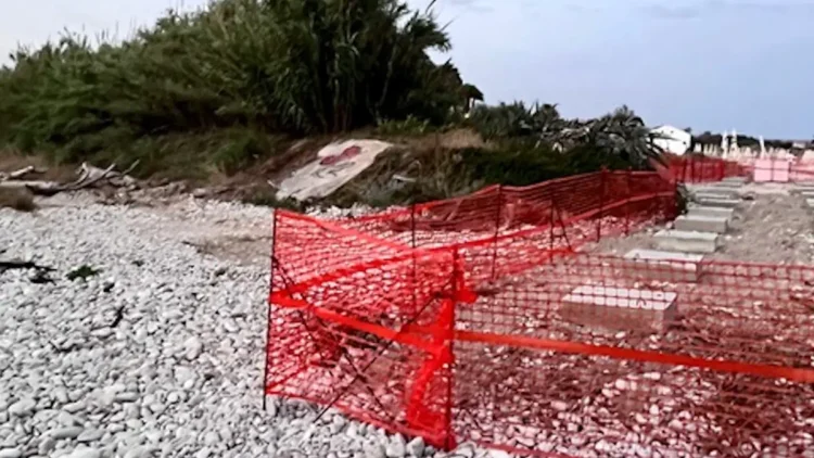 Lavori delimitati da reti arancioni nell'area costiera di Playa Grande vicino allo sbocco del canalone