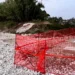 Lavori delimitati da reti arancioni nell'area costiera di Playa Grande vicino allo sbocco del canalone