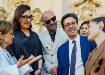 Sindaco e rappresentanti presenti alla sfilata di Brunello Cucinelli durante un momento di confronto con gli ospiti.
