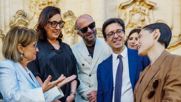 Sindaco e rappresentanti presenti alla sfilata di Brunello Cucinelli durante un momento di confronto con gli ospiti.