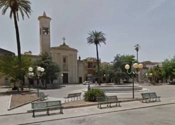 Veduta di piazza Senia a Vittoria, con la chiesa, la fontana e le palme, luogo al centro del dibattito sulla sicurezza cittadina