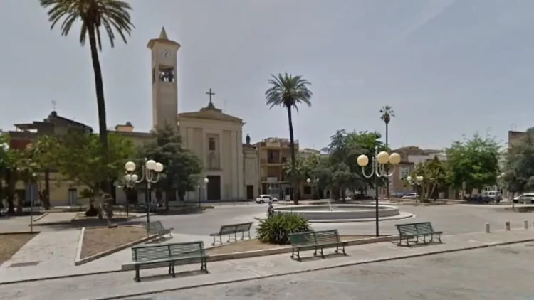 Veduta di piazza Senia a Vittoria, con la chiesa, la fontana e le palme, luogo al centro del dibattito sulla sicurezza cittadina