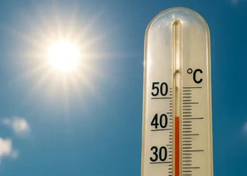 Pianeta Terra con focus sul Pacifico durante un possibile evento di Super El Niño.