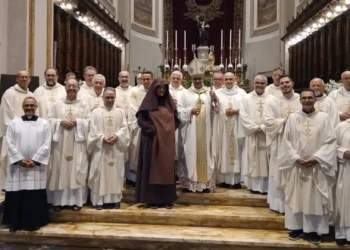 Vescovo, sacerdoti e suor Maria Benedicta al termine della celebrazione per San Giovanni Battista nella Cattedrale di Ragusa