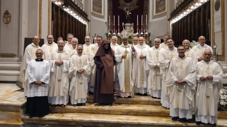 Vescovo, sacerdoti e suor Maria Benedicta al termine della celebrazione per San Giovanni Battista nella Cattedrale di Ragusa
