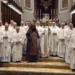 Vescovo, sacerdoti e suor Maria Benedicta al termine della celebrazione per San Giovanni Battista nella Cattedrale di Ragusa