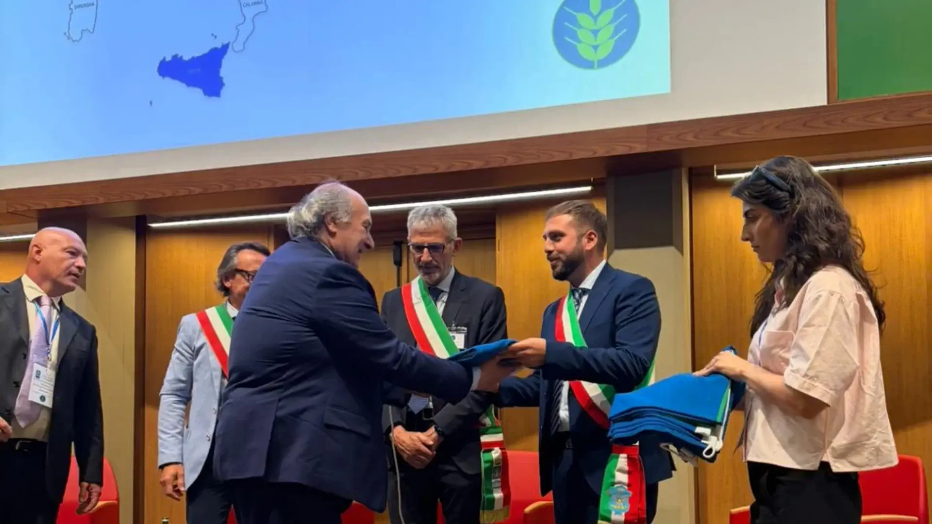 Cerimonia di consegna del riconoscimento Spiga Verde 2026 al Comune di Modica durante l'evento ufficiale