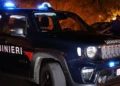 Auto dei Carabinieri durante un intervento notturno a Vittoria nell'ambito delle indagini sul ferimento di un 40enne.