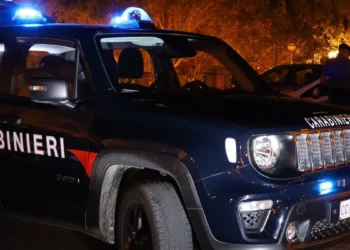 Auto dei Carabinieri durante un intervento notturno a Vittoria nell'ambito delle indagini sul ferimento di un 40enne.