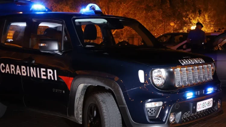Auto dei Carabinieri durante un intervento notturno a Vittoria nell'ambito delle indagini sul ferimento di un 40enne.