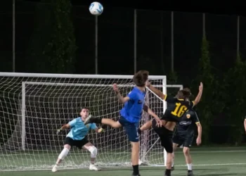 Azione di gioco durante una partita del Torneo Carlo Acutis sul campo di calciotto a Ragusa