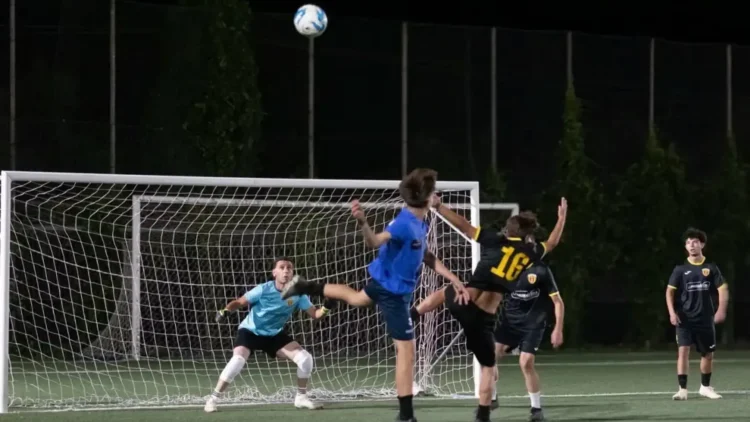 Azione di gioco durante una partita del Torneo Carlo Acutis sul campo di calciotto a Ragusa