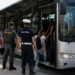 Autobus extraurbano con personale delle forze dell'ordine e passeggeri presso una fermata in Sicilia