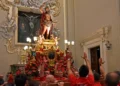 Fedeli e portatori durante una celebrazione dedicata a San Giovanni Battista nella cattedrale di Ragusa
