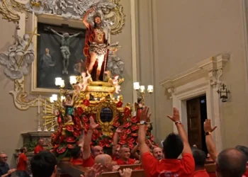 Fedeli e portatori durante una celebrazione dedicata a San Giovanni Battista nella cattedrale di Ragusa