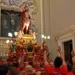Fedeli e portatori durante una celebrazione dedicata a San Giovanni Battista nella cattedrale di Ragusa