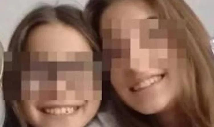 Due ragazze sorridenti in una fotografia diffusa dopo il ritrovamento delle sorelle scomparse dall'Aquilano