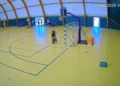 Interno del Palatenda con alcuni ragazzi ripresi dalle telecamere durante l'episodio di vandalismo
