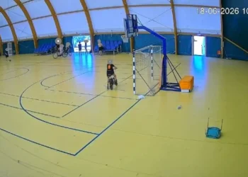 Interno del Palatenda con alcuni ragazzi ripresi dalle telecamere durante l'episodio di vandalismo